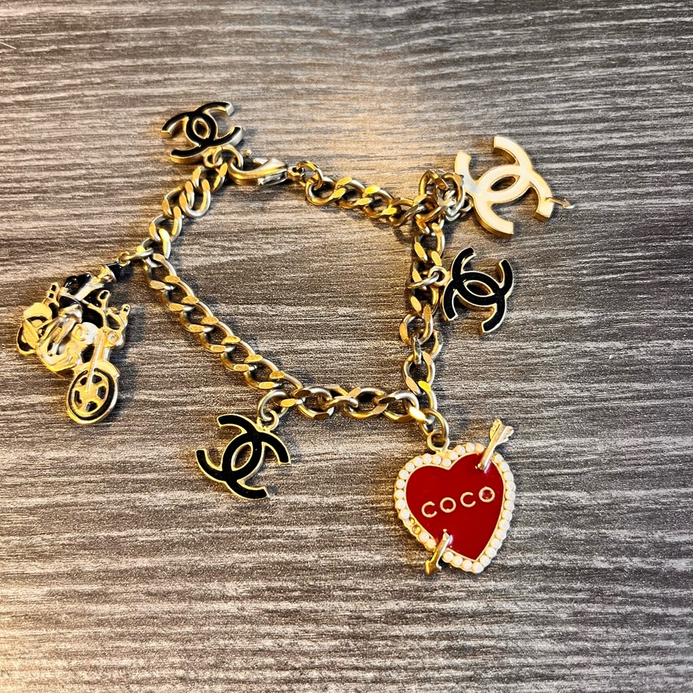 💯authentic Chanel CC logo charm bracelet